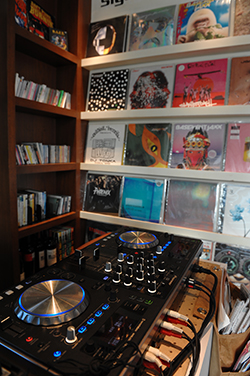 Sign代官山店内のDJブース